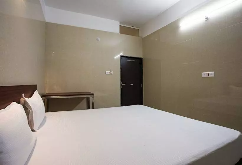 ホテル Spot On 23725 Jay Shanti Palace