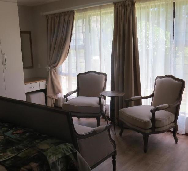 هتل Titanic View Self Catering