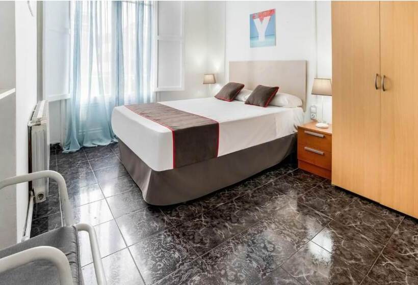 هتل Hostal Patio De La Luna