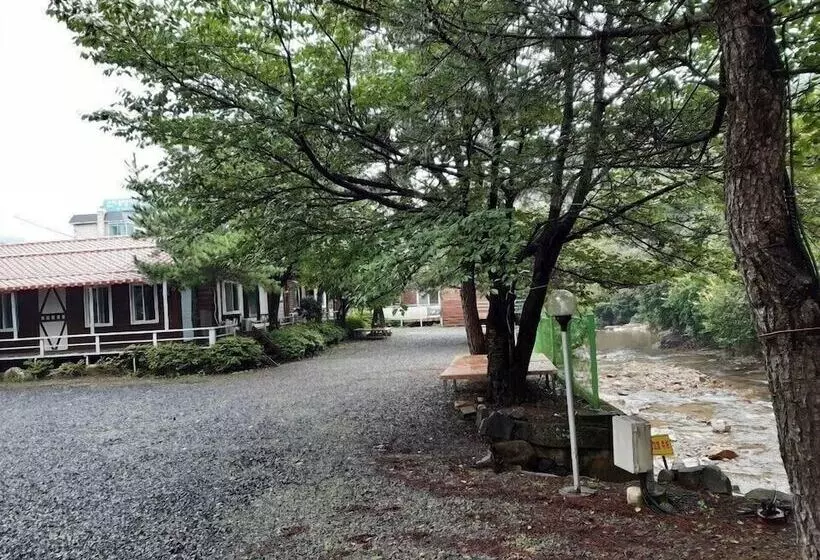 پانسیون Gyeongju Log Cabin