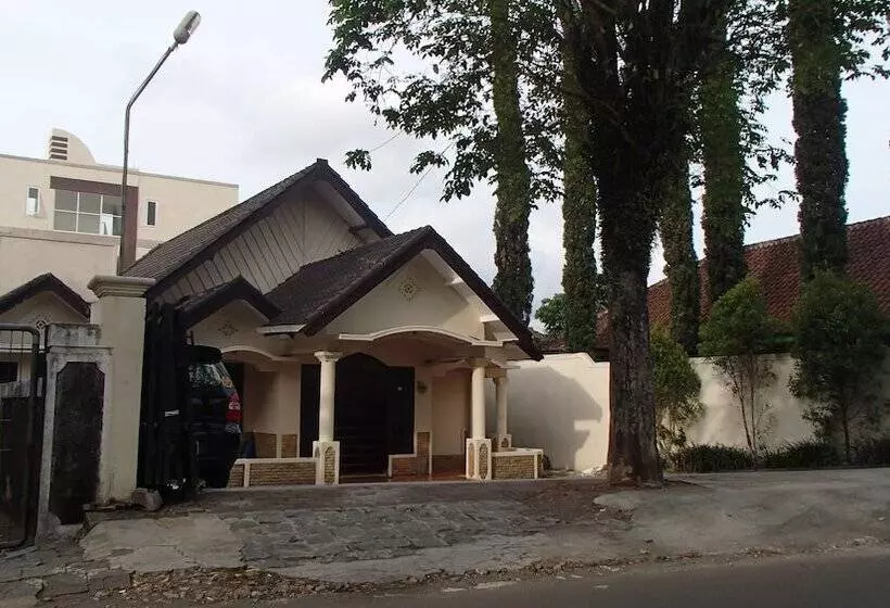 Pensió Shakila Guest House