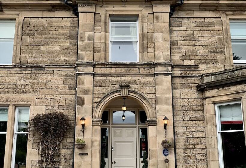 تختخواب و صبحانه The Pines Guesthouse