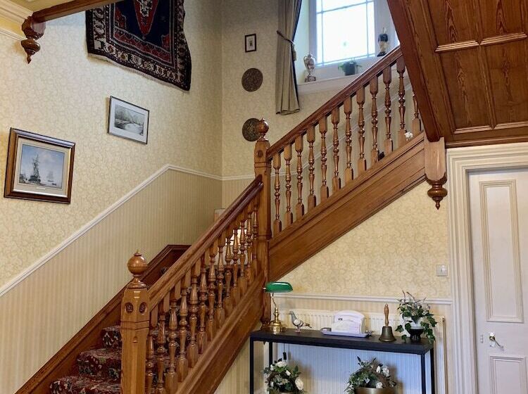 تختخواب و صبحانه The Pines Guesthouse