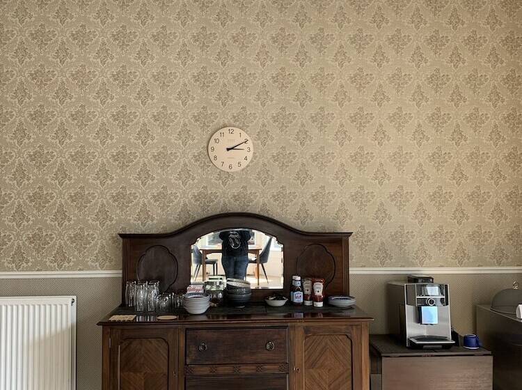 تختخواب و صبحانه The Pines Guesthouse