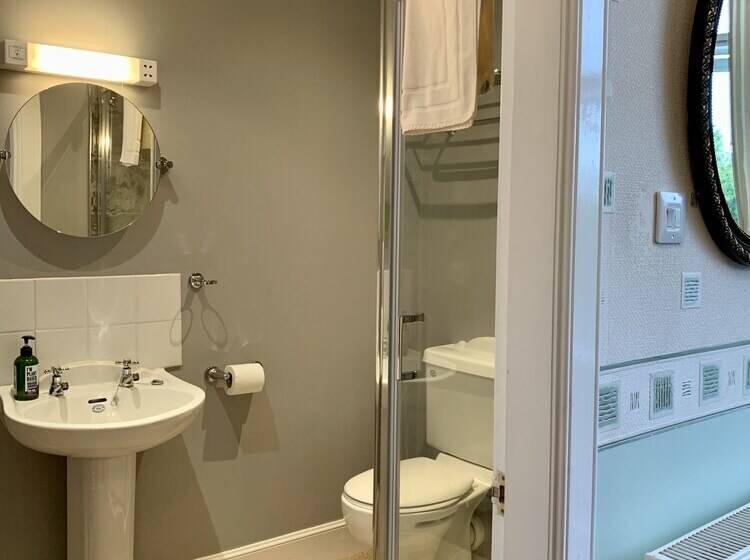 تختخواب و صبحانه The Pines Guesthouse