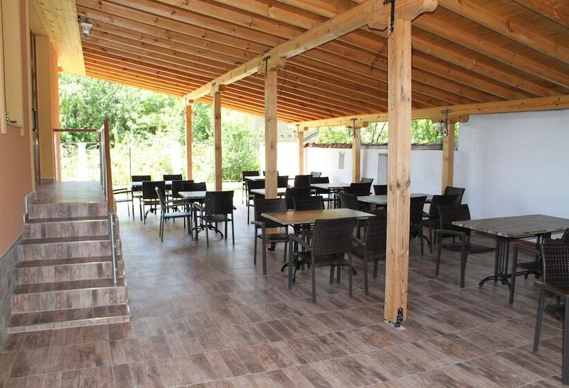 בית מלון כפרי Alexander