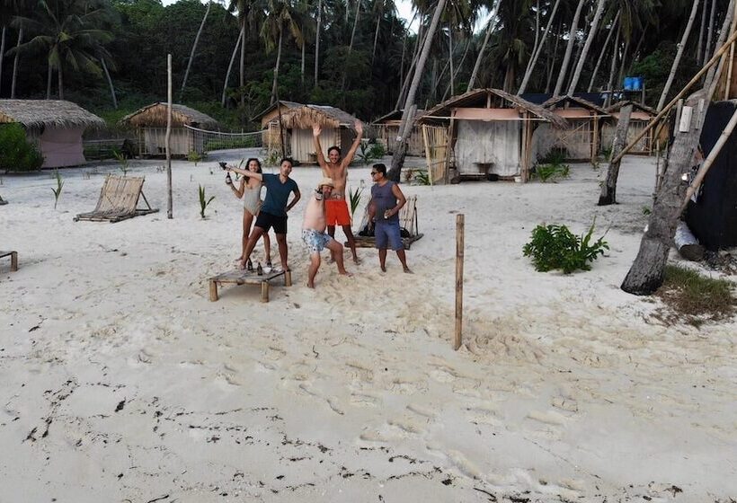 בית מלון כפרי Backpackers Island Beach Camp Adults Only