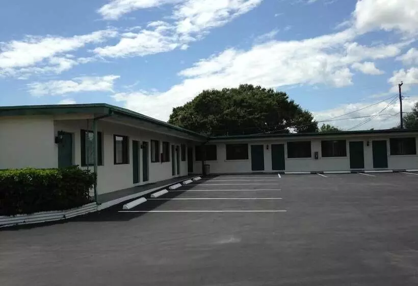 호텔 Economy Inn Okeechobee