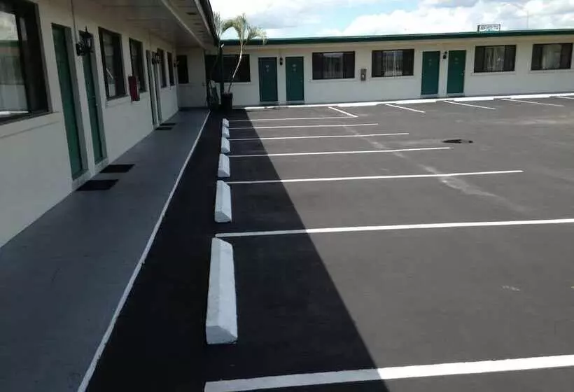 호텔 Economy Inn Okeechobee