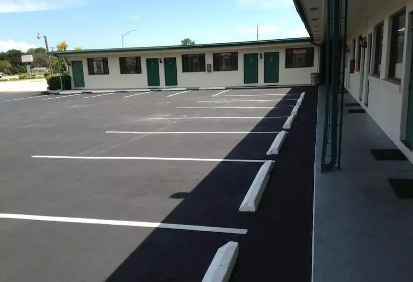 호텔 Economy Inn Okeechobee