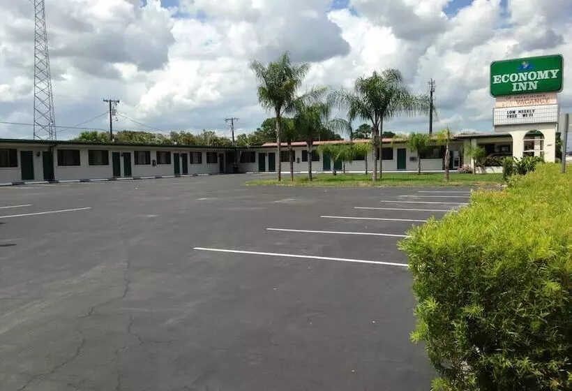 호텔 Economy Inn Okeechobee