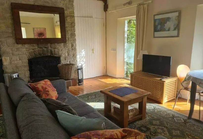 تختخواب و صبحانه The Old Art Studio   Sleeps Up To 4   Breakfast Available