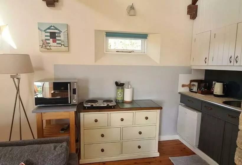 تختخواب و صبحانه The Old Art Studio   Sleeps Up To 4   Breakfast Available