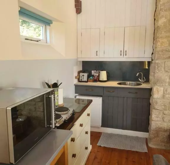 تختخواب و صبحانه The Old Art Studio   Sleeps Up To 4   Breakfast Available