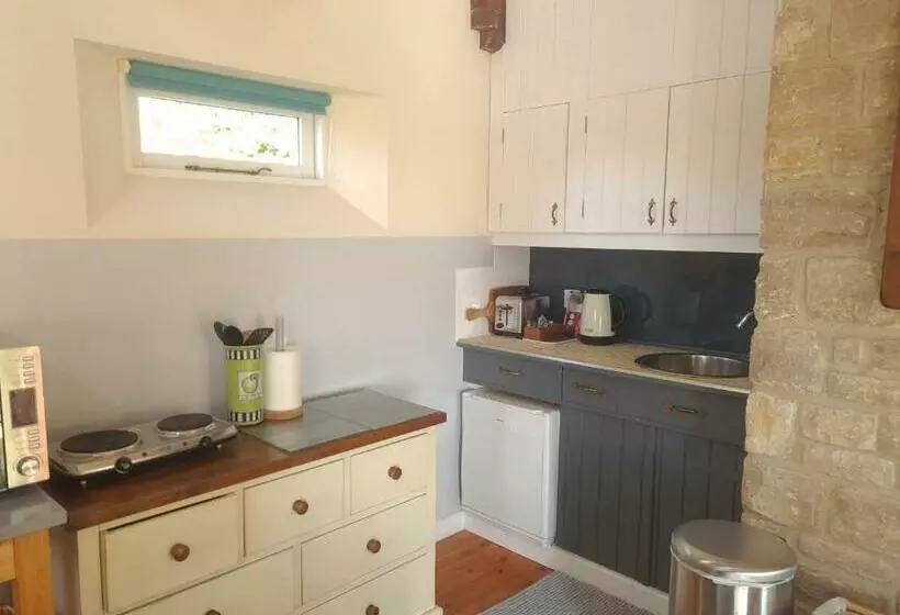 تختخواب و صبحانه The Old Art Studio   Sleeps Up To 4   Breakfast Available