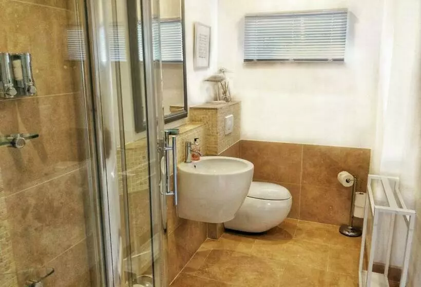 تختخواب و صبحانه The Old Art Studio   Sleeps Up To 4   Breakfast Available