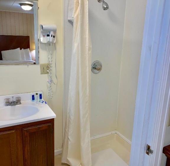 فندق American Inn Lee