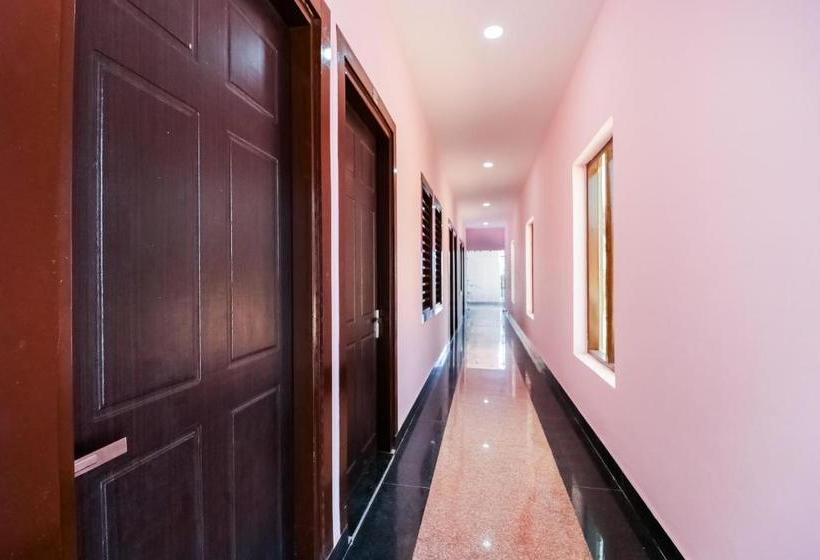 Hotel Spot On 49555 The Royal