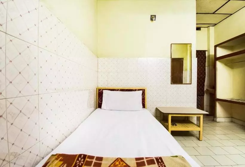 هتل Spot On 60642 Sri Ratna Lodge