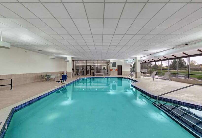 Отель Embassy Suites By Hilton Milwaukee Brookfield