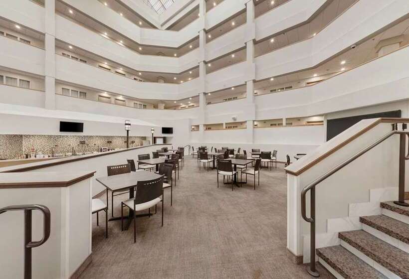 Отель Embassy Suites By Hilton Milwaukee Brookfield