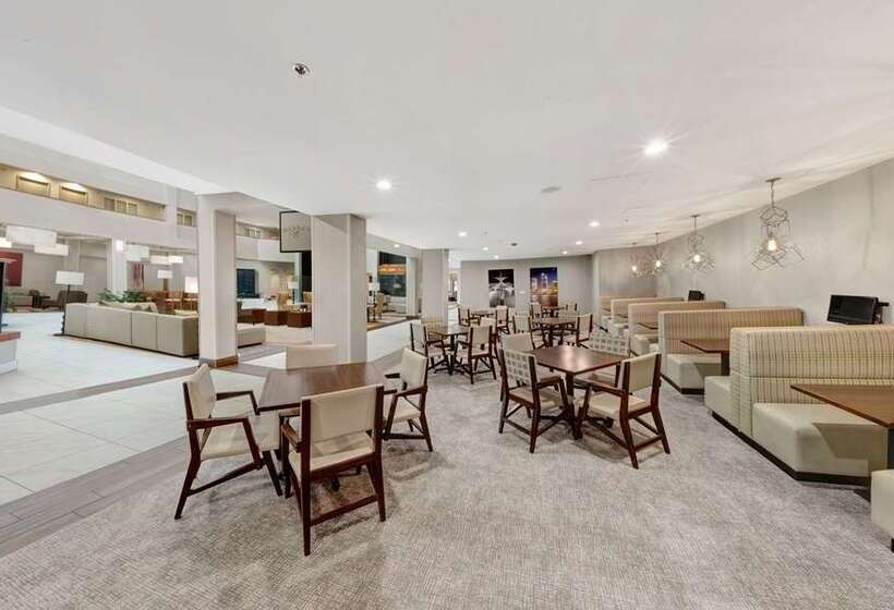 Отель Embassy Suites By Hilton Milwaukee Brookfield