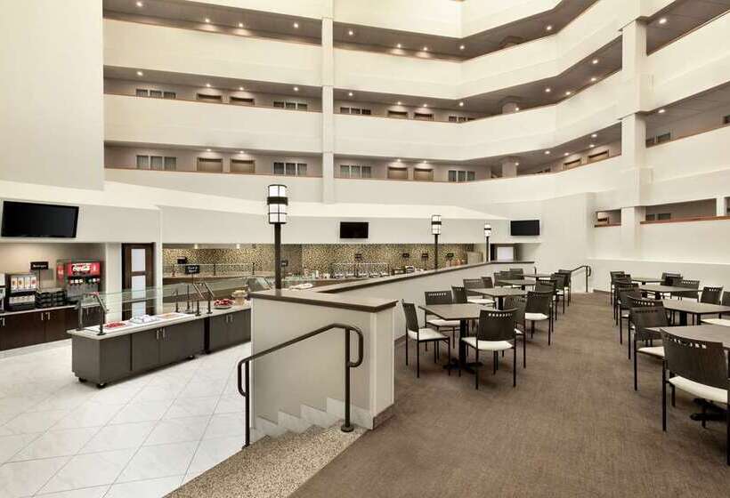 Отель Embassy Suites By Hilton Milwaukee Brookfield