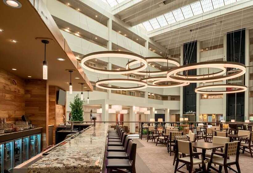 Отель Embassy Suites By Hilton Milwaukee Brookfield