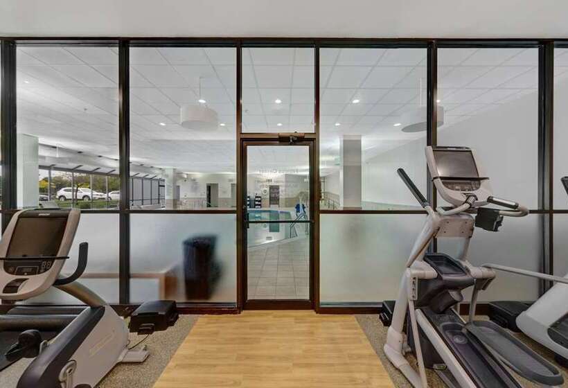 Отель Embassy Suites By Hilton Milwaukee Brookfield