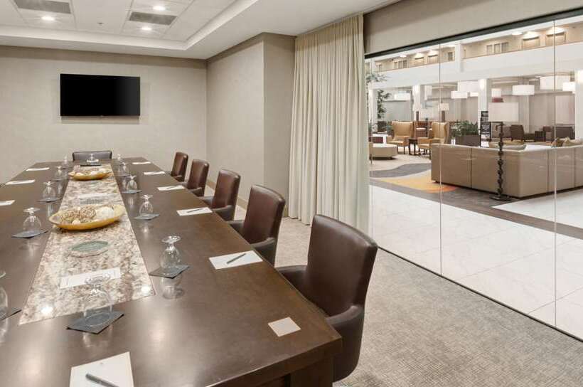 Отель Embassy Suites By Hilton Milwaukee Brookfield