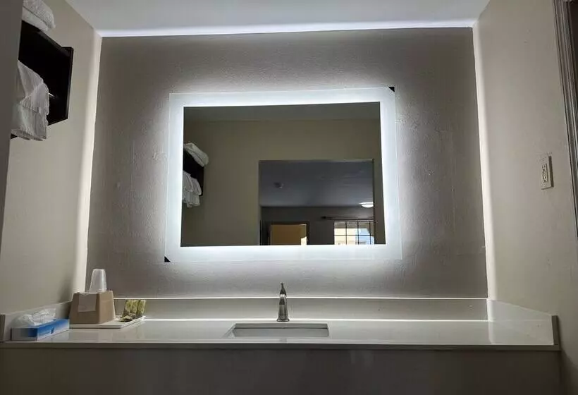 בית מלון כפרי Express Inn & Suites