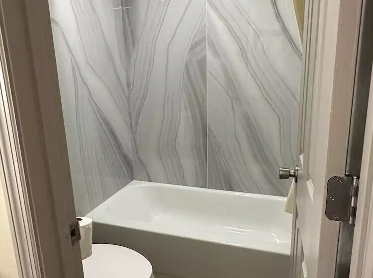 בית מלון כפרי Express Inn & Suites