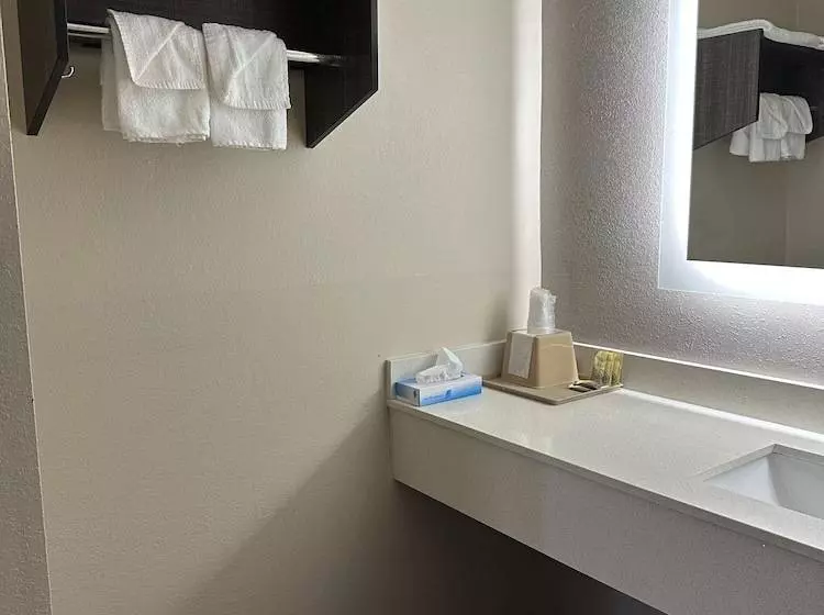 בית מלון כפרי Express Inn & Suites