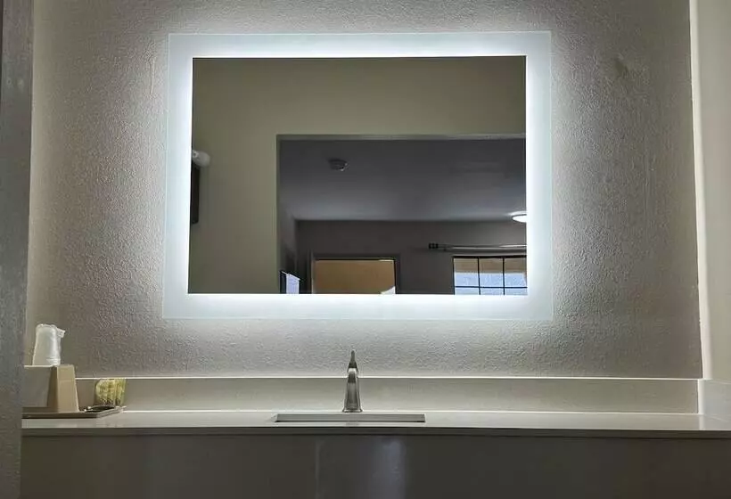 בית מלון כפרי Express Inn & Suites