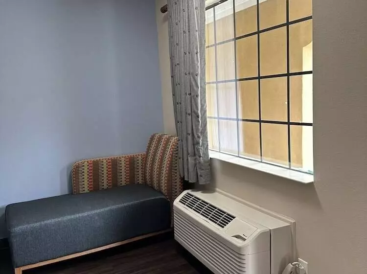 בית מלון כפרי Express Inn & Suites