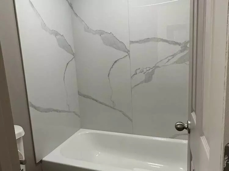 בית מלון כפרי Express Inn & Suites