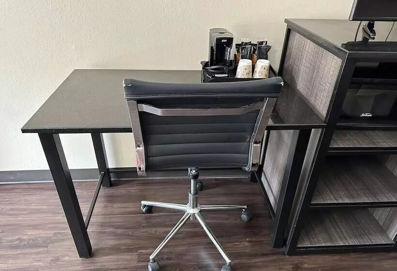 בית מלון כפרי Express Inn & Suites