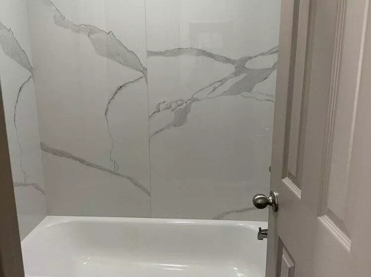 בית מלון כפרי Express Inn & Suites