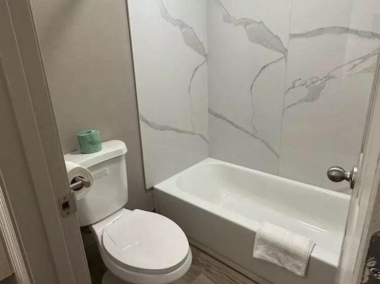 בית מלון כפרי Express Inn & Suites