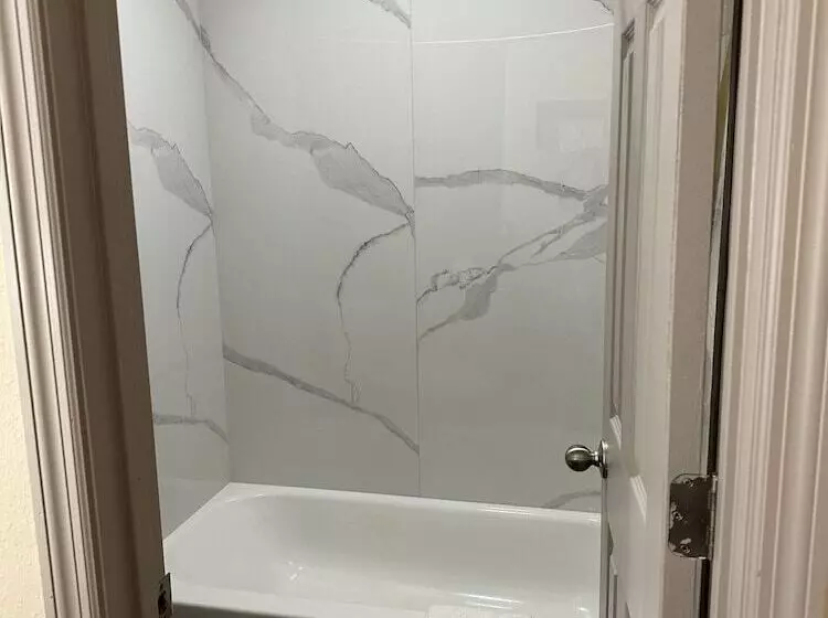 בית מלון כפרי Express Inn & Suites