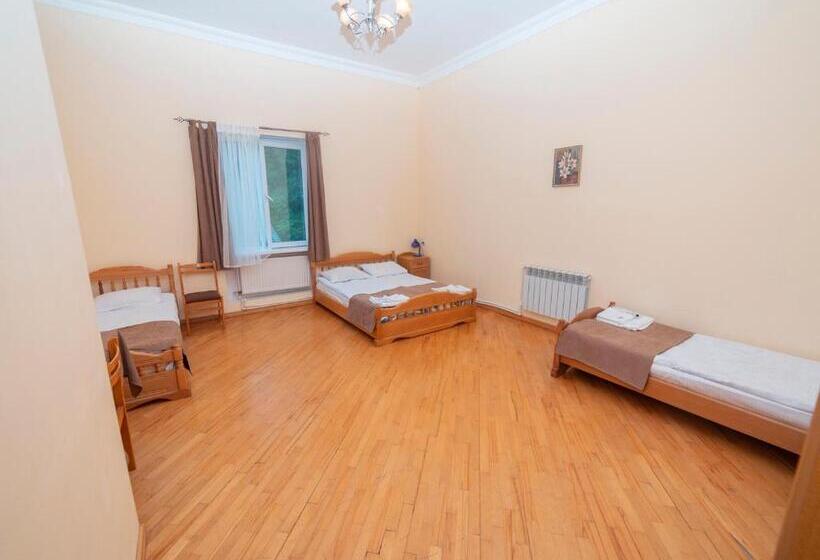 تختخواب و صبحانه Popock Dilijan 2