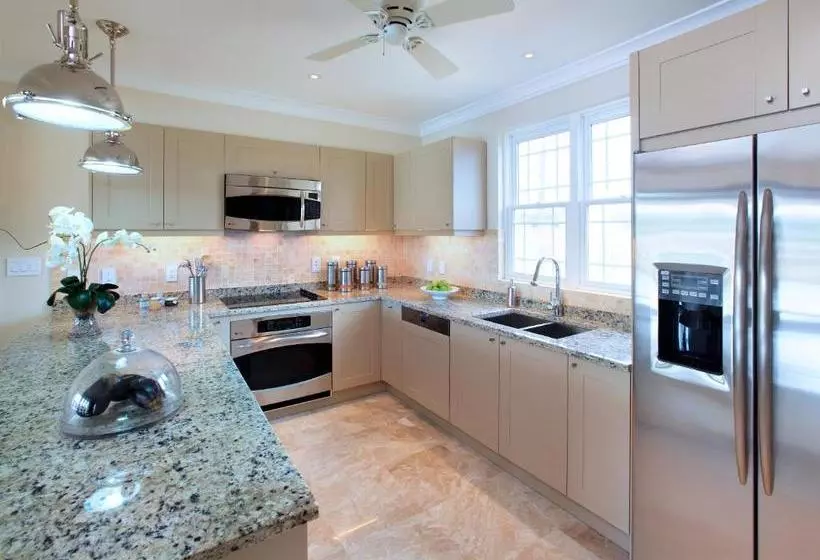 استراحتگاه Port Ferdinand Marina And Luxury Residences