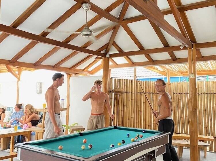 Seaesta Komodo Hostel &