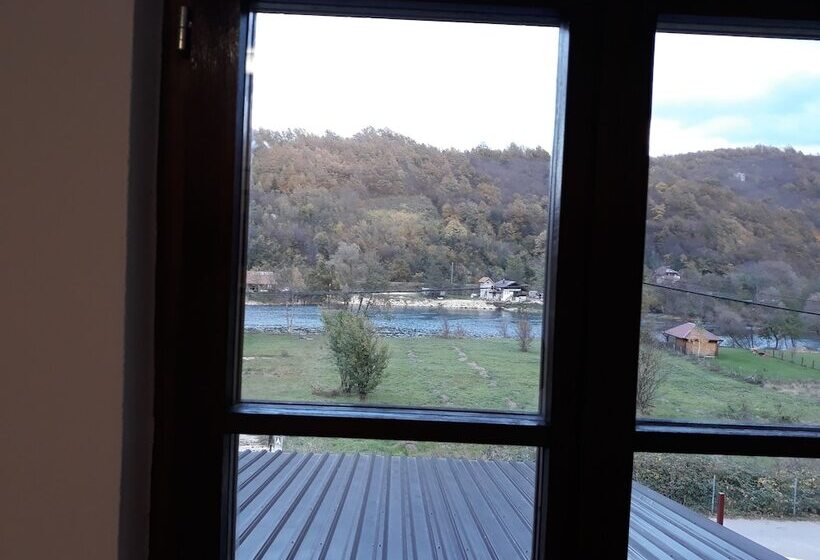 تختخواب و صبحانه Neron Turist Center