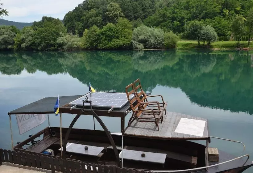 تختخواب و صبحانه Neron Turist Center