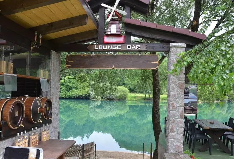 تختخواب و صبحانه Neron Turist Center