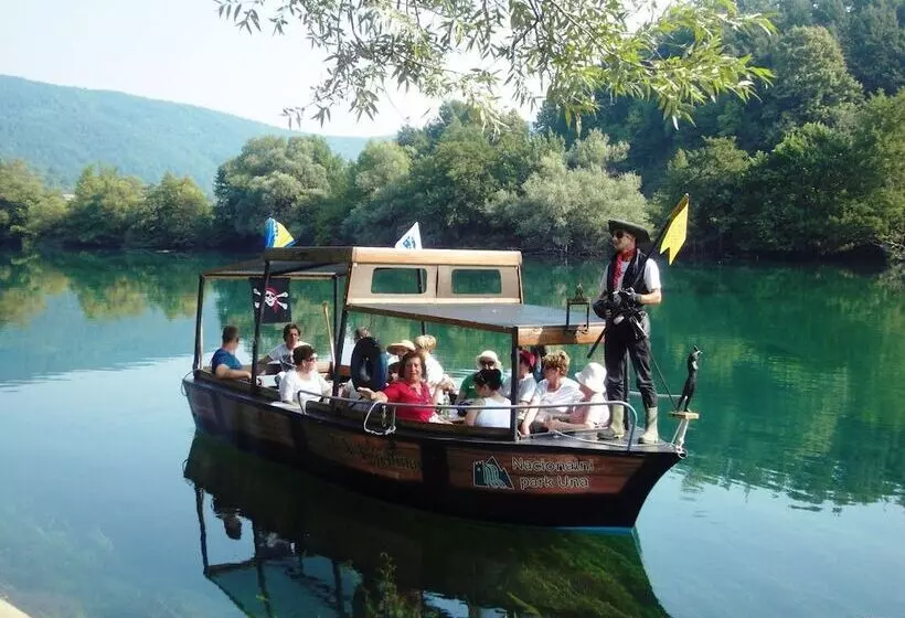 تختخواب و صبحانه Neron Turist Center