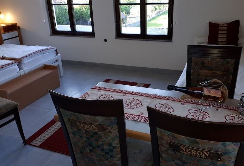 تختخواب و صبحانه Neron Turist Center