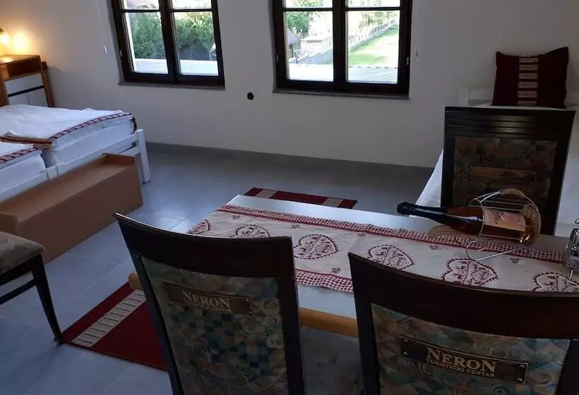 تختخواب و صبحانه Neron Turist Center