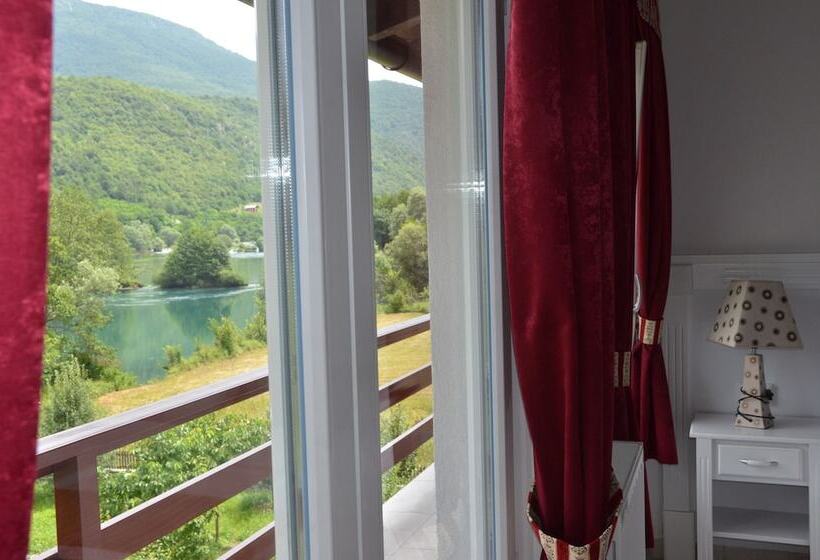 تختخواب و صبحانه Neron Turist Center